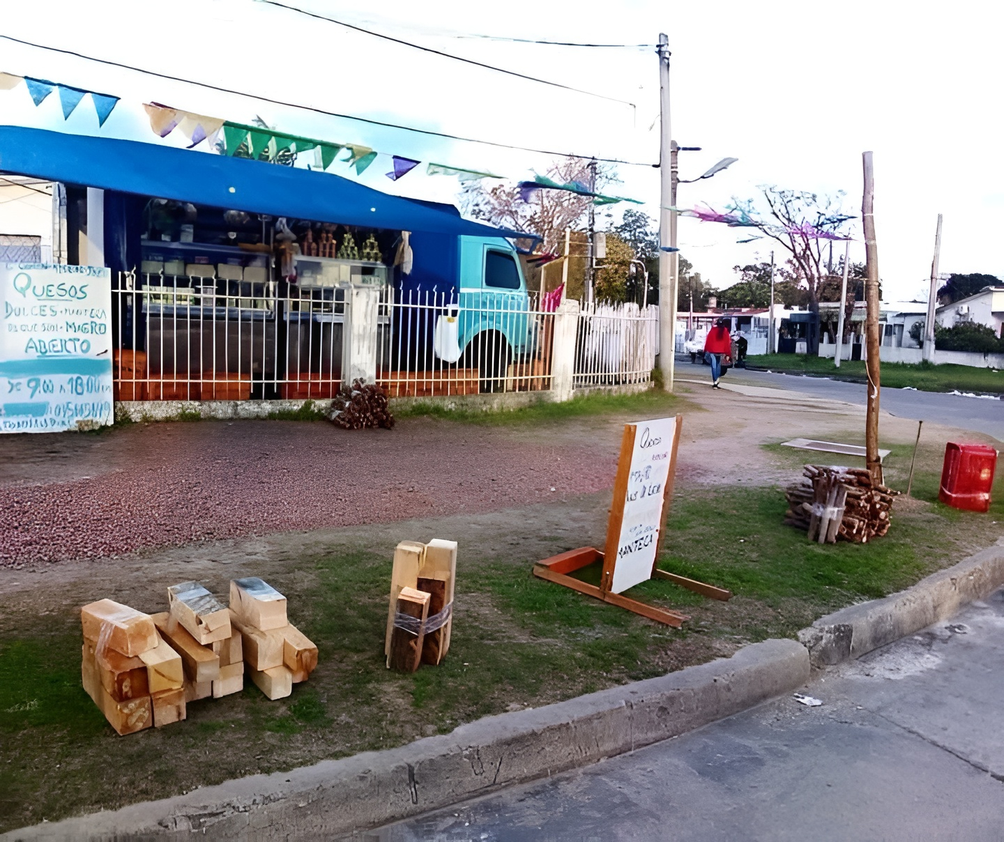 El camión azul original con banderines