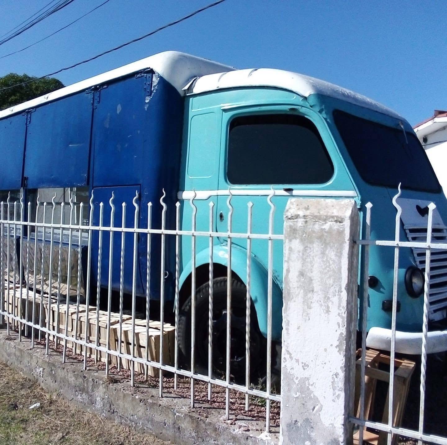 El camión azul original estacionado antes de abrir al público