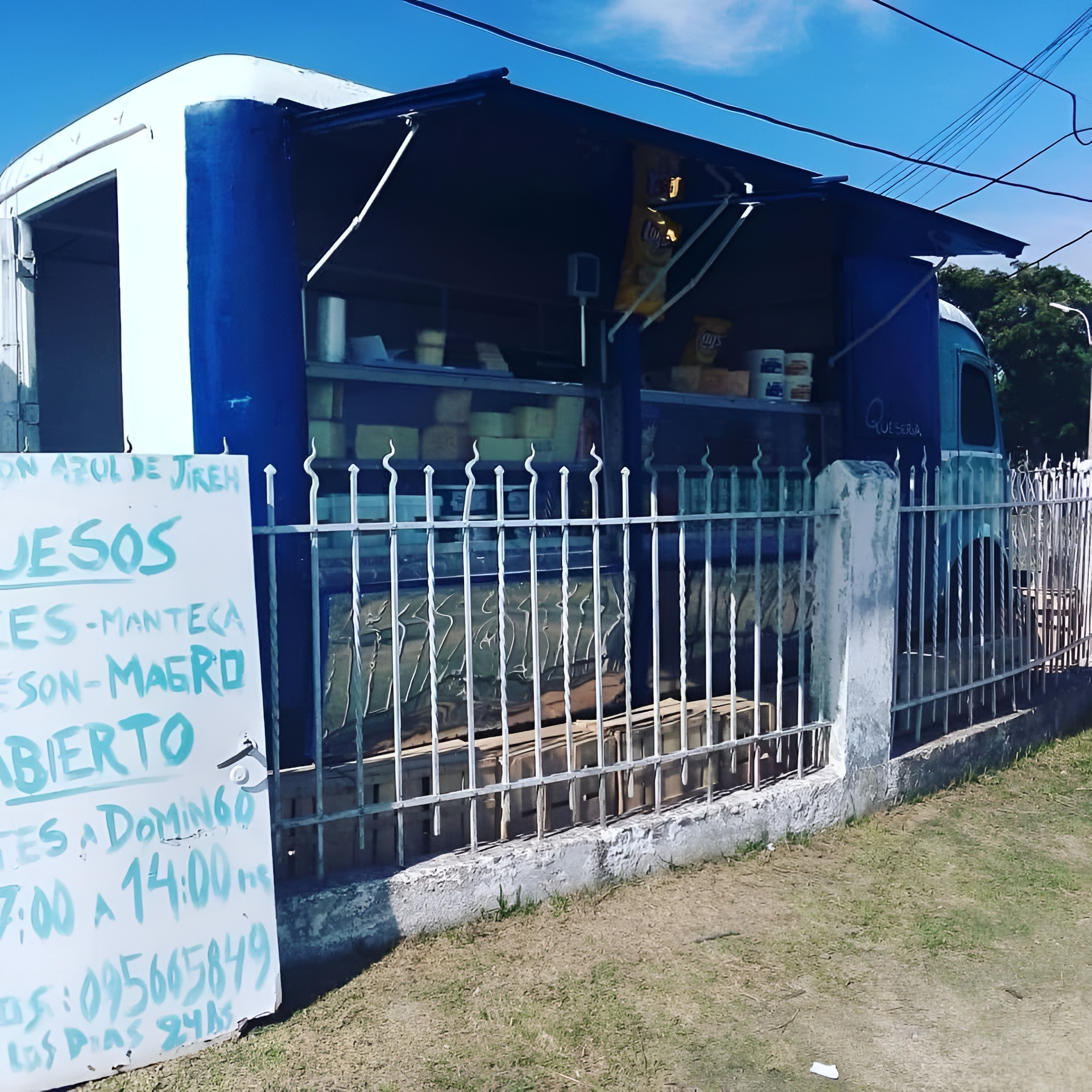 El camión azul en un día soleado abierto al público