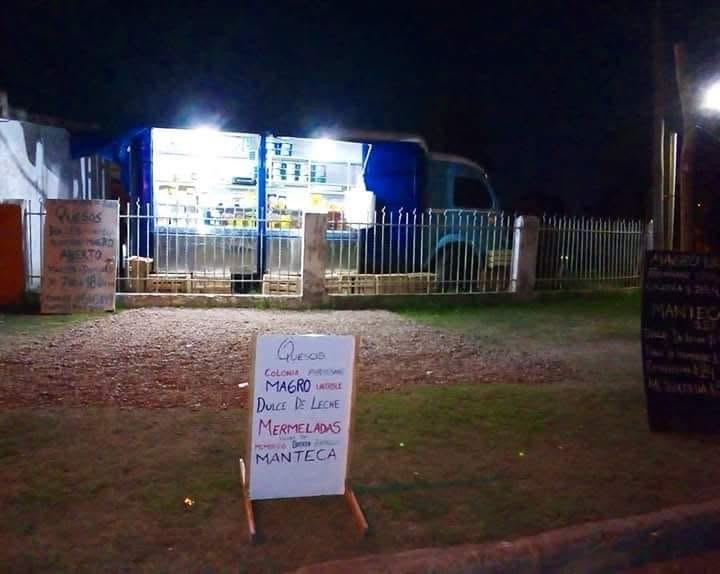 El camión azul iluminado de noche