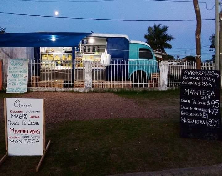 El camión con sus carteles de precios